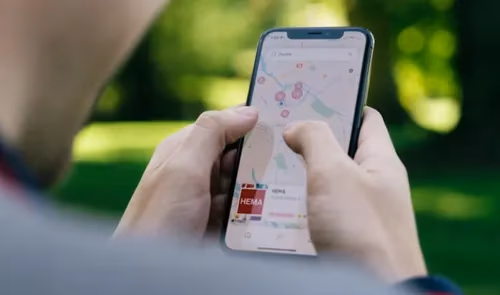 Manos usando celular